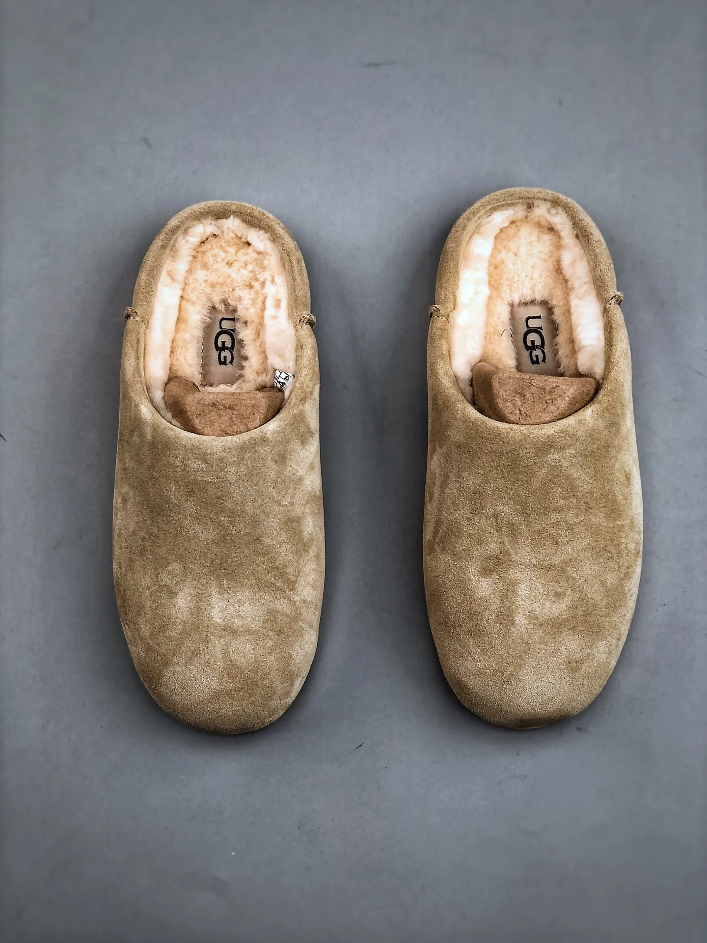 Local pick-up💰560 supports store placement. The top version of ugg on the market. 25 new models. UGG Classic Micro. Classic super mini. Classic boot type with lower cut design. Easy to match at home and out. Produced by a large foreign trade factory in Guangzhou. Toe to insole. Genuine sheep fur integrated. Independent outer box packaging. Chip with waterproof technology. Different from any version on the market. Independently developed original outsole and cashmere insole to keep you warm in winter and suitable for home use. In recent years, uug has launched a style series that is partially geared towards the preferences of young consumers and has also moved to the forefront of fashion trends. Shoe body material Water-repellent coated suede upper 17 mm UGGPURE™ implanted wool insole Lightweight non-slip and comfortable rubber outsole With brand LOGO trademark Comes with a full set of packaging Size: 35-40